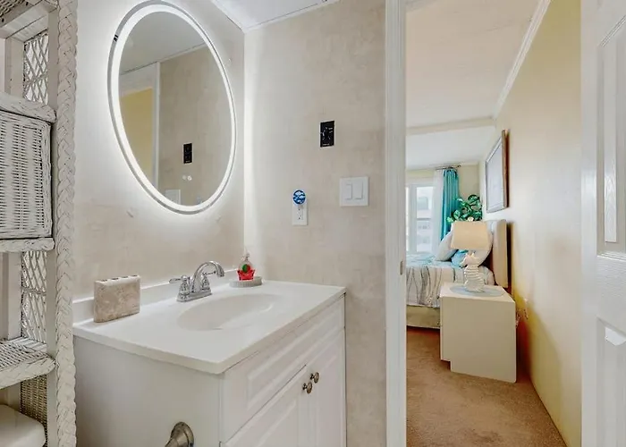 Coastal-themed With Great Views Private Balcony Shared Pool